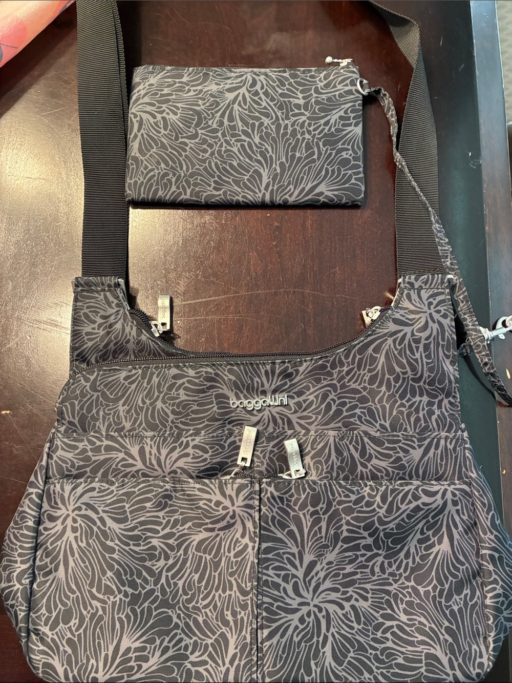Crossbody baggallini